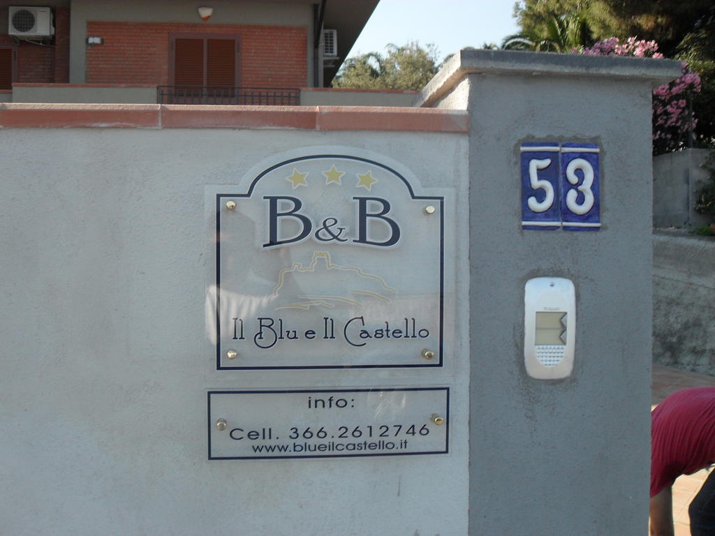 B&B Blu E Il Castello Aci Castello Exteriör bild